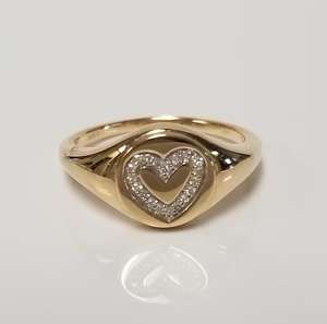 Anillo de compromiso con inicial de corazón de 0.20 quilates, anillo midi delicado de estilo clásico, oro amarillo de 14K con engaste pavé, joyería de boda para mujer, personalizado. - Product Image 1