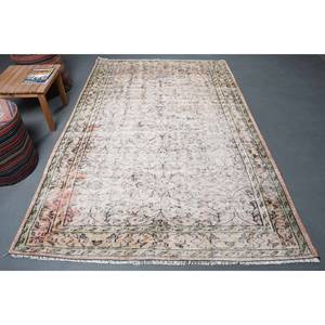 Alfombra turca vintage de lana blanca clásica de 5,6x8,4 pies con respaldo de látex de diseño de retazos para entrada o dormitorio - Product Image 1