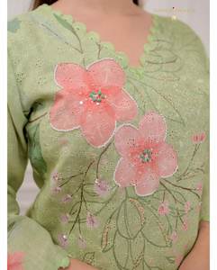 Style actrice de série TV tissu de soie pure col en V broderie fantaisie imprimé floral couleur vive vêtements de fête ensemble Kurti traditionnel - Product Image 4