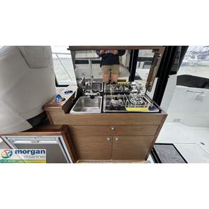 Bateau de plaisance de luxe Jeanneau Merry Fisher 895 Offshore, coque en fibre de verre et acier, pour la pêche, la patrouille, la navigation rapide et le remorquage. - Product Image 3