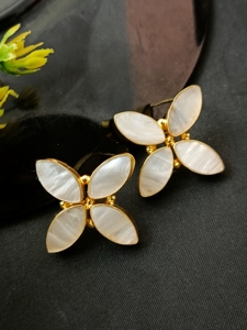 Pendientes Colgantes Chapados en Oro con Perlas, Joyería Elegante Hecha a Mano para Mujer - Product Image 4