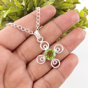 Collier pendentif croix spirale tourbillonnante en argent 925 avec pierre précieuse verte péridot taille ronde, bijoux fins pour mariée, mariage, fiançailles - Product Image 1
