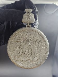 Colgante de Lujo Unisex con Letra Personalizada en Plata de Ley 925, Moissanita VVS de Corte Redondo, Estilo Iced Out, para Fiestas - Product Image 1