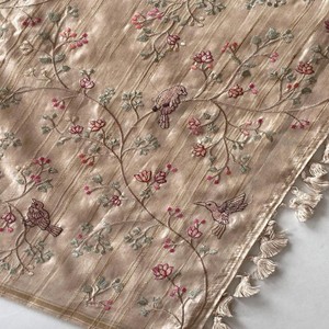 Sari de Tela Pura Zari VASTRA COTTAGE con Borde de Patrón Hecho a Mano y Blusa de Diseño a Contraste con Bordado a Mano para Vestir en Festividades - Product Image 5