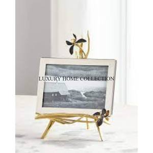 Luxueux cadre photo en métal en aluminium avec finition polie et motifs floraux parfait mettant en valeur des photos de mariage ou de fiançailles - Product Image 1