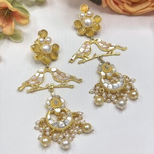 Pendientes de Primera Calidad Chapados en Oro con Piedras de Aspecto Tradicional para Mujer, Colección para Bodas - Product Image 1