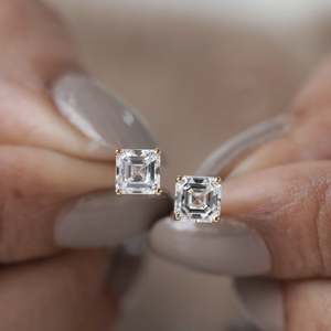 Boucles d'oreilles clous en diamant taille Asscher, à visser, design solitaire élégant - Product Image 5