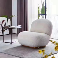 Fauteuil de détente moderne avec revêtement en tissu doux en peau de mouton et base en bois pour salon, chambre et appartement