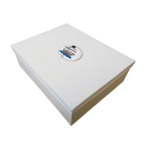 Boîte de rangement pour vêtements en lin avec broderie de voilier - Product Image 1
