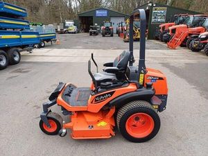 Tondeuse autoportée Kubota ZD1211, tondeuse à gazon diesel avec bac de collecte, haute performance, machine compacte pour la tonte des pelouses - Product Image 3