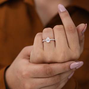 Anillo de Compromiso con Diamante Solitario Cultivado en Laboratorio, Corte Marquesa y Redondo, Plata de Ley y Oro, Claridad VS1 - Product Image 3