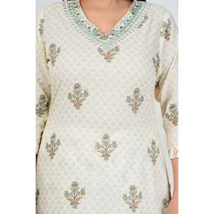 Conjunto de Kurta Floral de Chifón con Dupatta y Mangas 3/4 - Elegante Color Blanco Hueso - Product Image 2