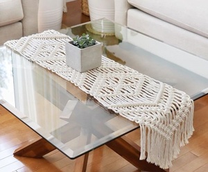Long coureur en macramé avec des nœuds vintage pour la décoration de table dans des maisons de campagne ou des fermes confortables - Product Image 1