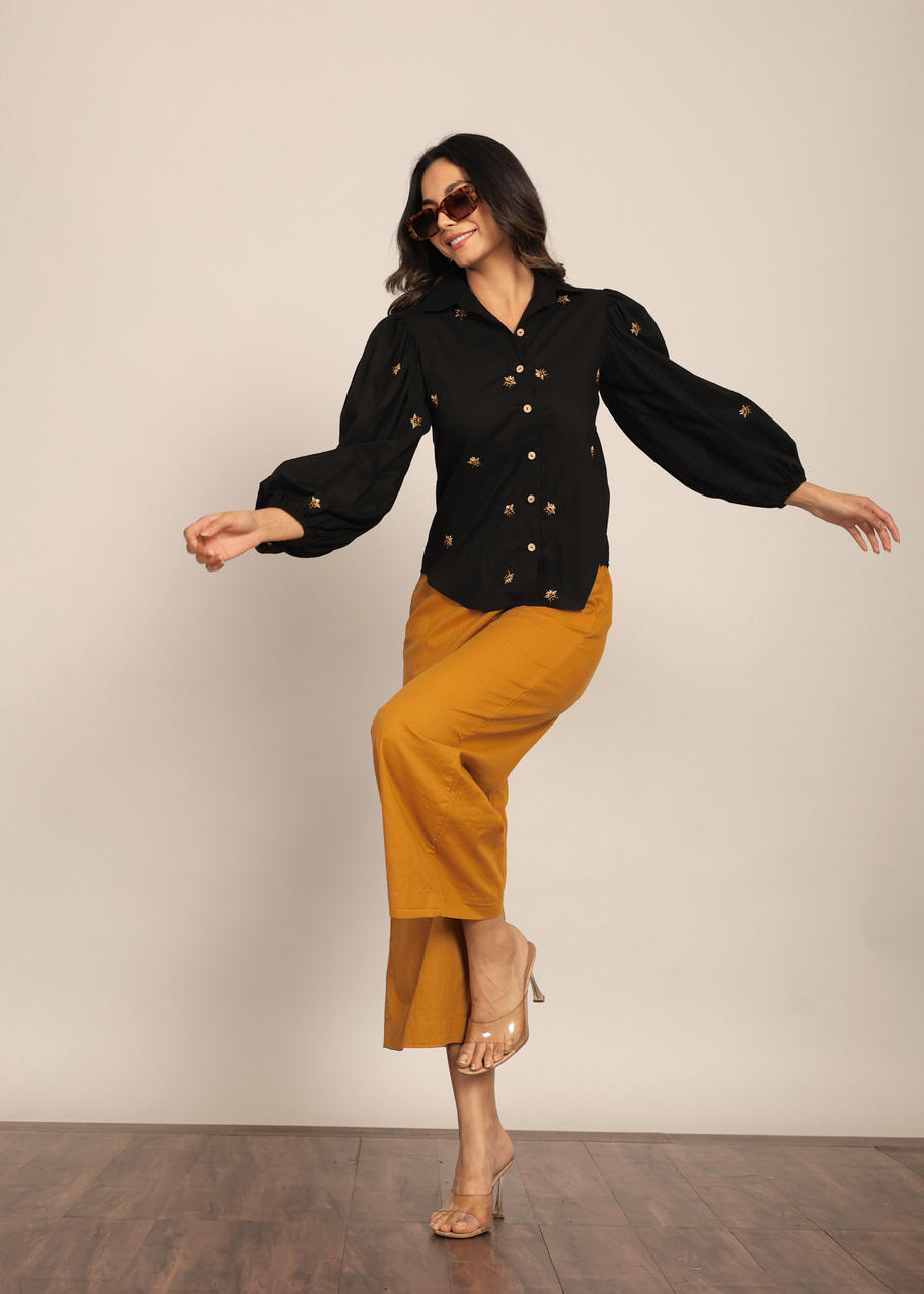 สีดำและดาวเรืองสีเหลือง