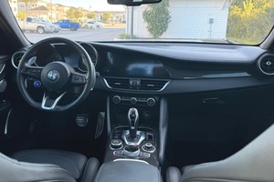 Sport Carbon de 280 hp con motor turbo de 4 cilindros, en buen estado. - Product Image 3