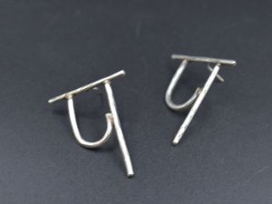 Boucles d'oreilles tendance en acier inoxydable avec mot hindi populaire personnalisé Boucles d'oreilles en argent doré pour femmes - Product Image 2