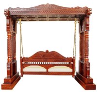 Balançoire d'extérieur en teck massif sculptée à la main, structure de pilier Jhoola traditionnelle indienne, design moderne de luxe pour jardin, ferme et cour.