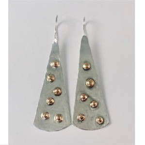 Howland Island 14 février boucles d'oreilles martelées à la main finition dorée filles noir 1920s femmes enfants bijoux fantaisie pour filles - Product Image 1