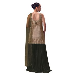 Kurta en tissu brodé argenté avec velours Sharara et Dupatta Premium Womens Ethnic Wedding and Festive Wear Outfit - Product Image 6