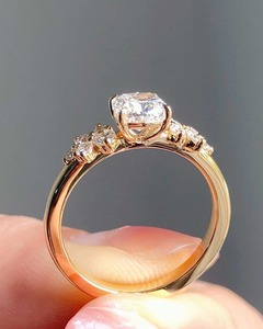 Anillo de compromiso con diamante de corte cojín creado en laboratorio, elaborado con un diseño de racimo de diamantes CVD cultivados en laboratorio de 1.65 CTW. Esta elegante novia - Product Image 5