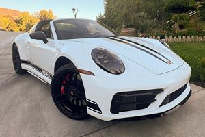 Porsche 911 Targa 4 GTS 2023 Inspeccionado, Transmisión Manual de 7 Velocidades, Tracción en las Cuatro Ruedas, Equipamiento de Alta Gama, Envoltura Exterior Blanca - Product Image 2