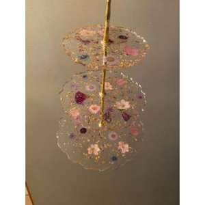 Impresionante soporte para pasteles de resina hecho a mano con bordes pulidos que garantizan una elegante mesa de postres para ocasiones elegantes - Product Image 3