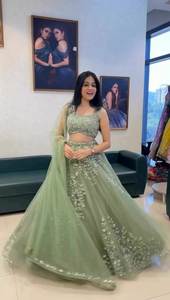 Lehenga Choli élégant en tissu doux et lisse, orné de broderies et de sequins, aux couleurs vives, style Bollywood, pour mariage et soirées. - Product Image 5