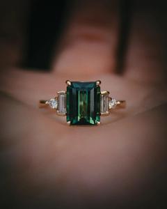 แหวนเงินแท้ 925 ชุบทอง 14K ประดับมรกตทรงเหลี่ยม แหวนหมั้นสไตล์อาร์ตเดโค ทำมือ สำหรับผู้หญิง - Product Image 3