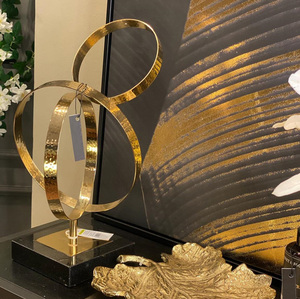 Elegante Escultura de Metal de Imitación Antigua con Chapado en Oro Brillante, Hecha a Mano, Juego de 3 Piezas para Centro de Mesa - Product Image 3