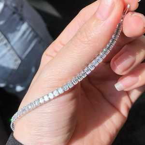 กำไลข้อมือเพชรโมอิสซาไนต์ทรงเหลี่ยมสีเขียวมรกตแบบไม่มีสี  ทำจากเงินแท้ 925 ประดับเพชรเต็มวง  ผลิตโดยผู้ผลิตเครื่องประดับหรูหรา ราคาถูก - Product Image 5
