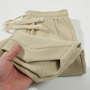 กางเกงขาสั้นผู้ชายสไตล์ยิมลำลองแบบมีกระเป๋าดีไซน์ทันสมัย - Product Image 4