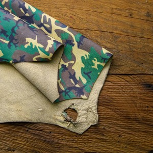 Hoja de cuero verde y marrón con estampado de camuflaje, productos de cuero con estampado de flores personalizables de 1 a 12 pies cuadrados. - Product Image 4