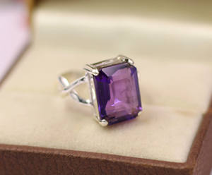 แหวนเงินแท้ 925 ชุบโรเดียม ประดับพลอยอเมทิสต์สีม่วง ฝังแบบมินิมอล ทำด้วยมือ - Product Image 2