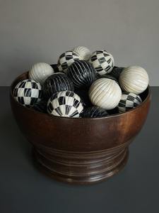 Boule décorative en résine sur mesure avec incrustation, motif traditionnel noir et blanc pour la décoration intérieure - Product Image 6