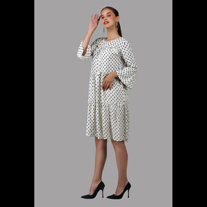 Robe à manches cloche blanche imprimée à pois robe décontractée pour femmes robe fluide avec design à plusieurs niveaux robe d'été ornée de chic - Product Image 3