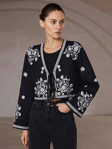 Chaqueta Kimono Corta Acolchada Negra con Bordado Suzani Estilo Boho Chic para Mujer, Talla XS, Floral, Algodón Tejido, Lona Ecológica, Invierno - Product Image 2