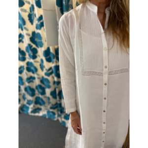 Vestido Camisero Casual de Lino HEERA para Primavera con Encaje, Tejido Transpirable, Logotipo en el Frente, Tallas XS y XL Disponibles en Blanco - Product Image 3