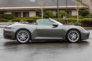 USADO, 911 Carrera Sedán 2023, ~4,700 Millas, Motor Diésel de 6 Cilindros en Línea con Doble Turbo, Paquete Premium, Color Verde Aventurina Metálico, Sin Modificaciones - Product Image 4