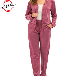 Ensemble de survêtement en velours uni pour femme avec logo personnalisé 2023, ensemble de survêtement avec sweat-shirt à capuche et pantalon à fermeture éclair intégrale - Product Image 1