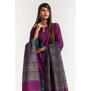 เสื้อเชิ้ตผ้าไหมย้อมสีพร้อมพู่สีม่วงแดงประดับตกแต่งและผ้าคลุมไหล่แบบสามส่วนพร้อมแขนเสื้อสามส่วน - Product Image 3
