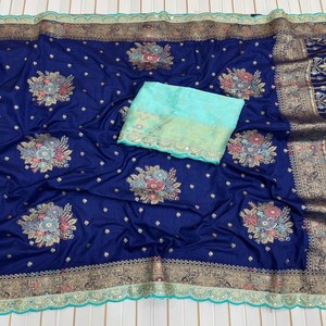Sari de Seda Dola VASTRA COTTAGE con Bordado Meenakari Zari en el Cuerpo, Pallu con Bordado de Cordones y Lentejuelas, y Blusa en Contraste - Product Image 2