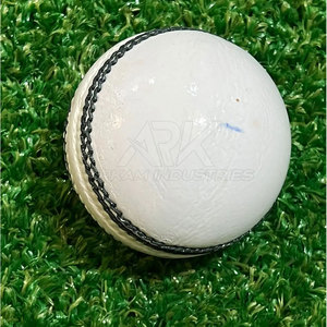 Ballon de cricket professionnel haute performance, coutures robustes, cuir durable, idéal pour l'entraînement - Product Image 3