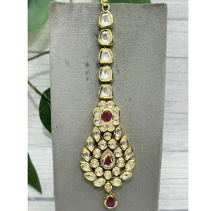 Boucles d'oreilles pendantes ethniques en laiton plaqué or de qualité supérieure, ornées de diamants et de pierres Kundan, pour femmes et jeunes filles, idéales pour les fêtes et mariages. - Product Image 1