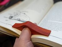 Support de page en bois poli naturel et durable, lavable, thème Amour, anneau de pouce confortable, outil de lecture à une main pour romans et études