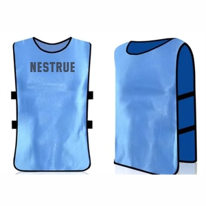 Personnaliser les bavoirs d'entraînement numérotés en maille de football de haute qualité avec logo imprimé 100% gilet de football en polyester - Product Image 1