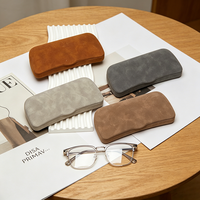 Étui rigide personnalisé pour lunettes de soleil et de lecture en similicuir suédé PU mat avec charnière à ressort, style vintage