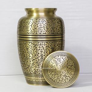 Urnes funéraires de meilleure qualité pour les cendres humaines Urne classique en laiton étain motif fabriqué à la main Urne funéraire en métal personnalisée sculptée - Product Image 4