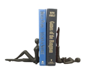 Porte-livres élégants en métal en forme de femme pour la décoration de la maison, le bureau, la table d'appoint et le coin lecture, fabriqués à la main en Inde - Product Image 1