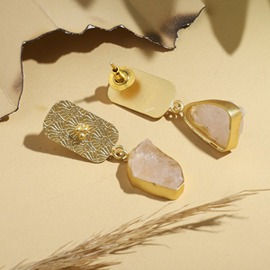 Pendientes de Mujer con Borla y Cuarzo Rosa, Diseño Minimalista en Latón Chapado en Oro para Uso Diario - Product Image 3