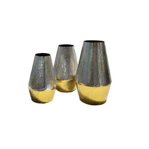 Vase à fleurs en métal de style moderne finition or et argent brillant avec design martelé pour décoration et affichage de mariage élégants - Product Image 1